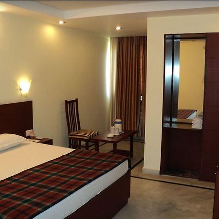 Hotel Swagat Palace 비와디 외부 사진