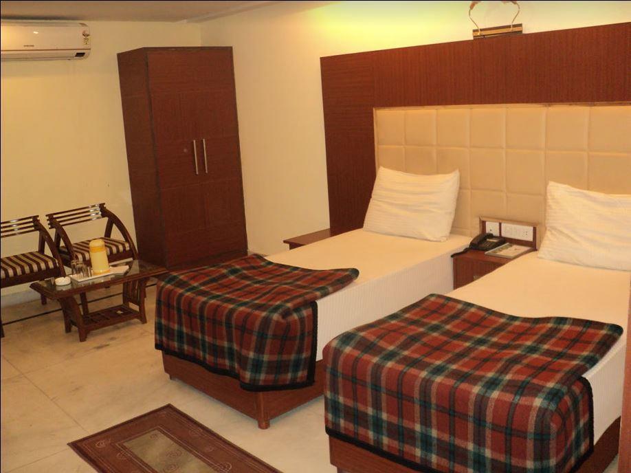 Hotel Swagat Palace 비와디 외부 사진