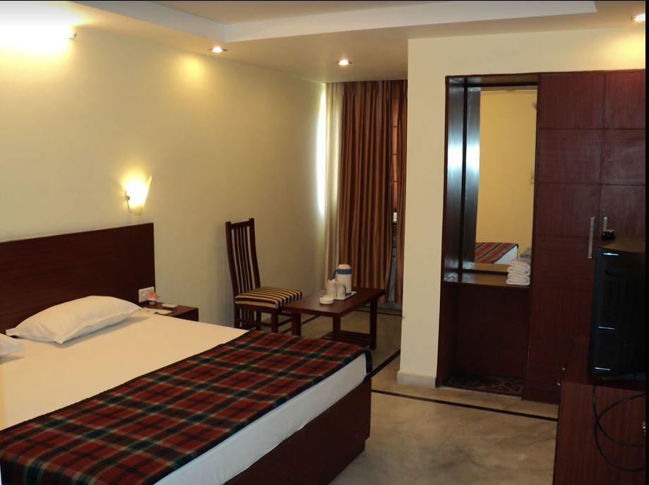Hotel Swagat Palace 비와디 외부 사진